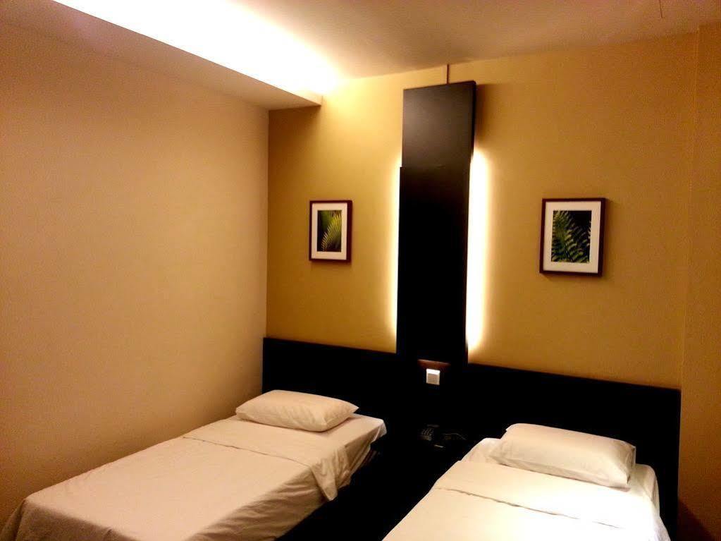 L Hotel At Broadway Singapore Bagian luar foto